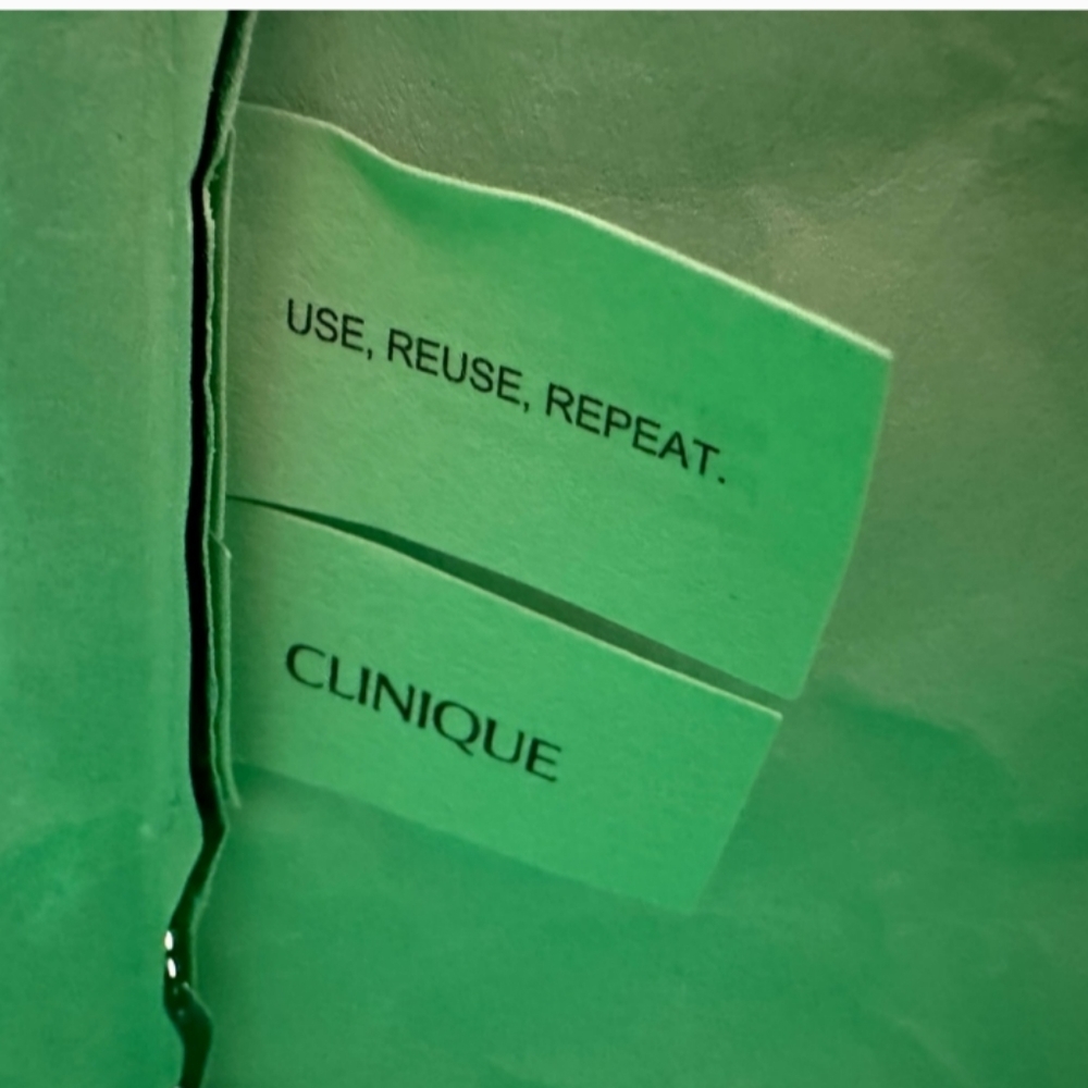 CLINIQUE NWT FOIL LOOK TOTE AND GIFT SET - Picture 6 of 9